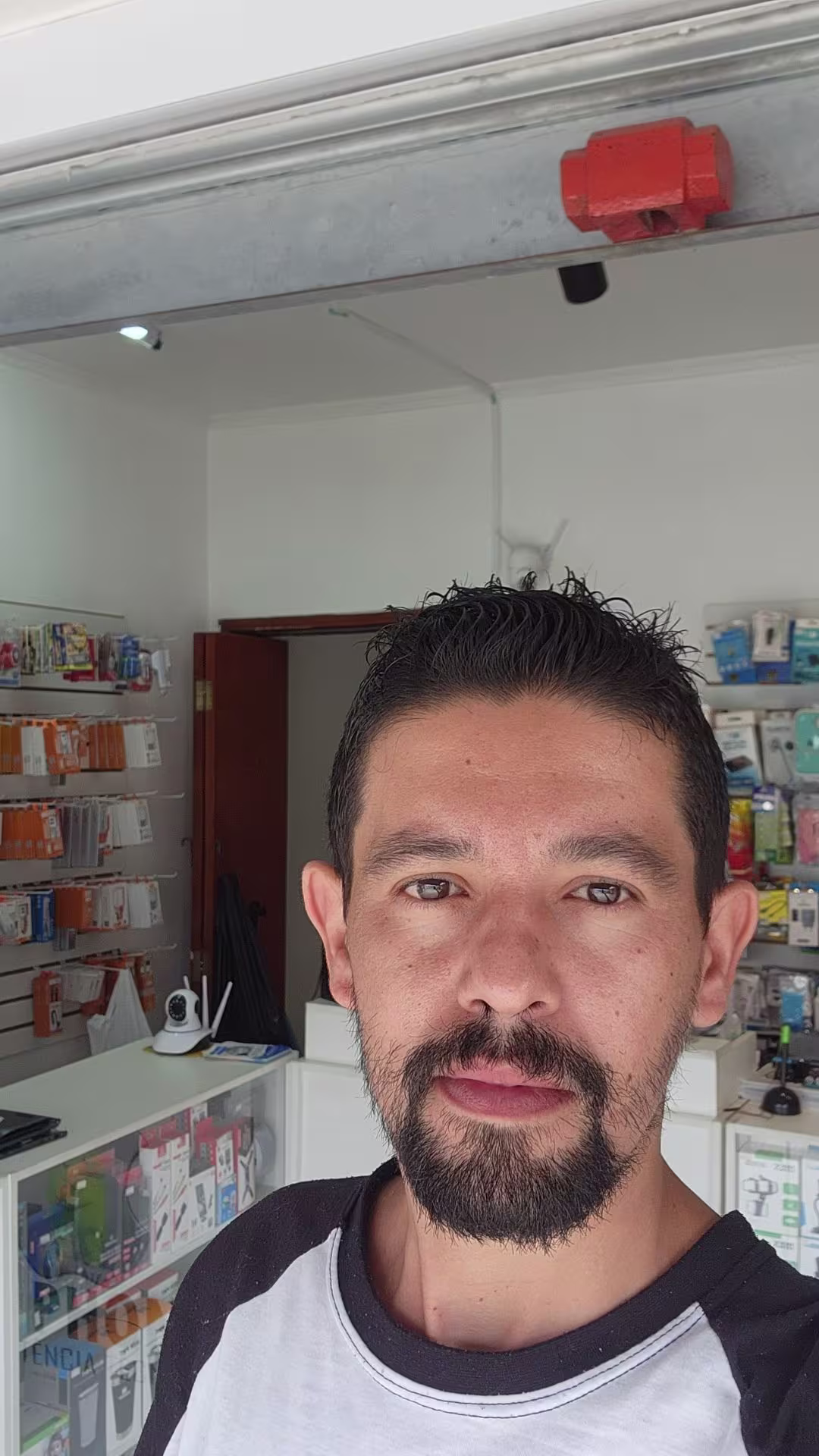 Victor Carlos, fundador da VK Phone Assistência Técnica de Celular